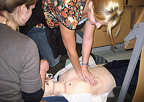 Herzdruckmassage am Simulator
