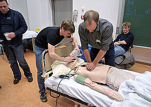 Beatmung und Herzdruckmassage am Simulator